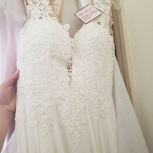 Brand new wedding dress! By Lillian West, Size 6